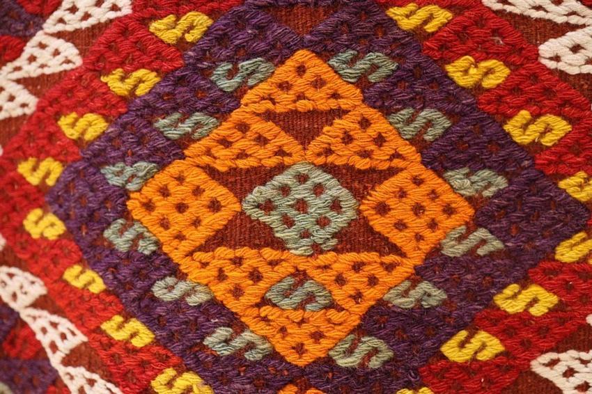 Her ilmeğinde bolluk, bereket, korunma ve kadının gücü olan kilimlerin ağzı yok ama dili var