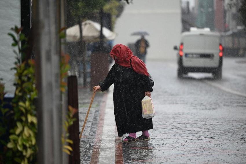Yağışlı havalar geri dönüyor! Meteoroloji'den İstanbul ve 13 şehir için kuvvetli sağanak yağmur uyarısı