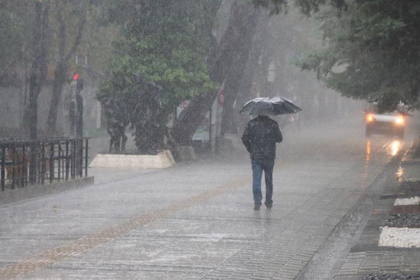 Yağışlı havalar geri dönüyor! Meteoroloji'den İstanbul ve 13 şehir için kuvvetli sağanak yağmur uyarısı