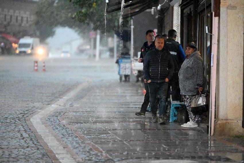 Yağışlı havalar geri dönüyor! Meteoroloji'den İstanbul ve 13 şehir için kuvvetli sağanak yağmur uyarısı