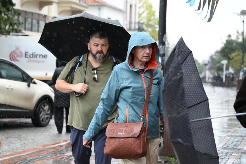 Yağışlı havalar geri dönüyor! Meteoroloji'den İstanbul ve 13 şehir için kuvvetli sağanak yağmur uyarısı
