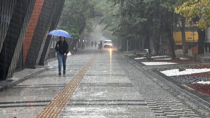 Yağışlı havalar geri dönüyor! Meteoroloji'den İstanbul ve 13 şehir için kuvvetli sağanak yağmur uyarısı