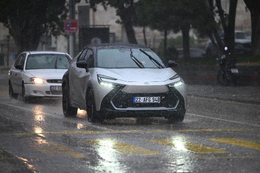Yağışlı havalar geri dönüyor! Meteoroloji'den İstanbul ve 13 şehir için kuvvetli sağanak yağmur uyarısı