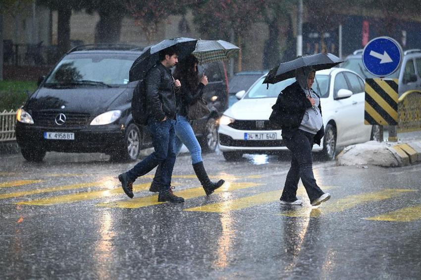 Yağışlı havalar geri dönüyor! Meteoroloji'den İstanbul ve 13 şehir için kuvvetli sağanak yağmur uyarısı