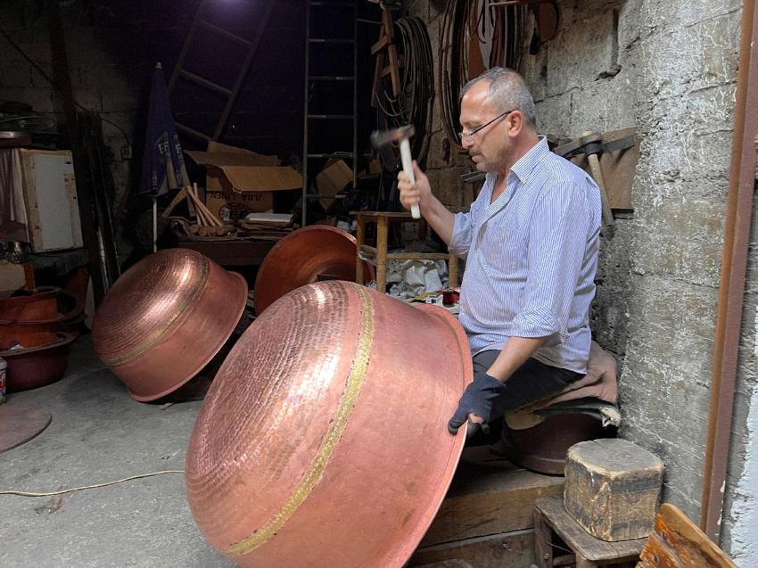 Kaybolmaya yüz tutan mesleğini 45 yıldır çekiç vurarak yaşatmaya çalışıyor