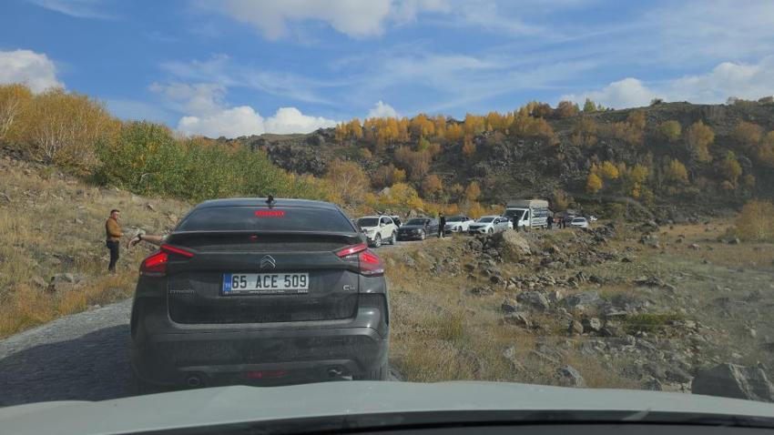 Nemrut Kalderası’nda hafta sonu iğne atsan yere düşmedi: Sonbahar akınında trafik durma noktasına geldi!