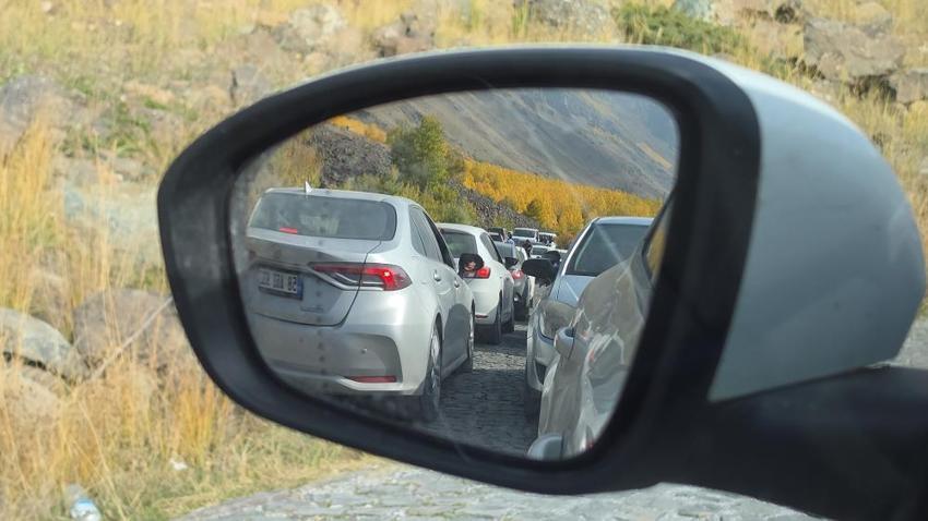 Nemrut Kalderası’nda hafta sonu iğne atsan yere düşmedi: Sonbahar akınında trafik durma noktasına geldi!