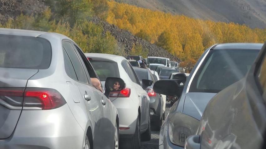 Nemrut Kalderası’nda hafta sonu iğne atsan yere düşmedi: Sonbahar akınında trafik durma noktasına geldi!