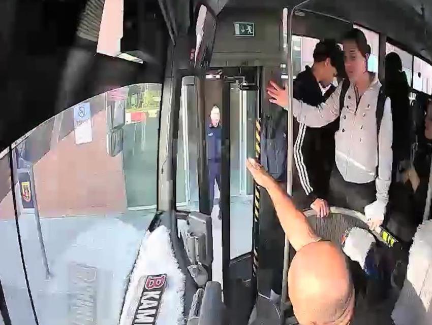 Niğde'de otobüste fenalaşan kız öğrenciye hayat kurtaran müdahale: Şoför rotayı acil servise çevirdi!