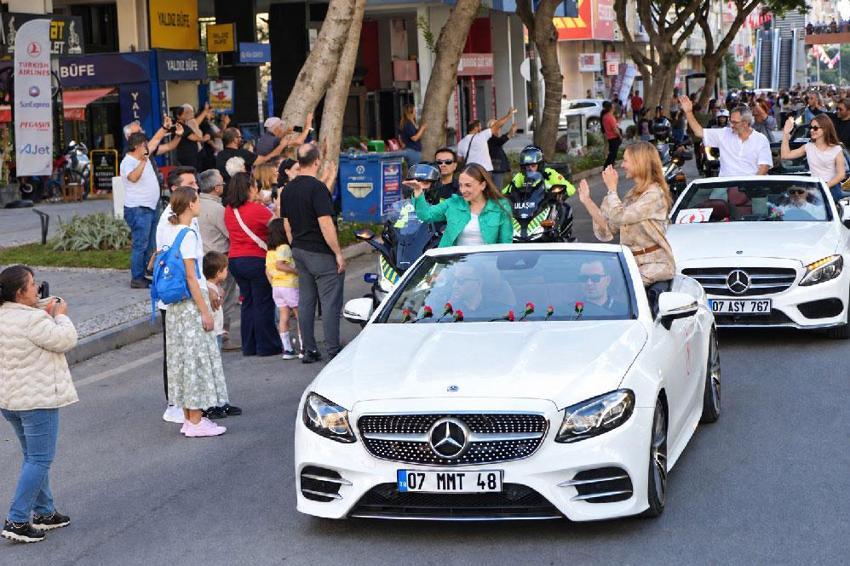 63. Uluslararası Antalya Altın Portakal Film Festivali! Kortej için vatandaşlar sokakları doldurdu