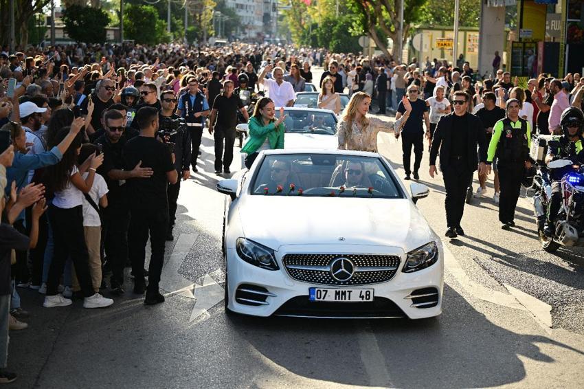 63. Uluslararası Antalya Altın Portakal Film Festivali! Kortej için vatandaşlar sokakları doldurdu