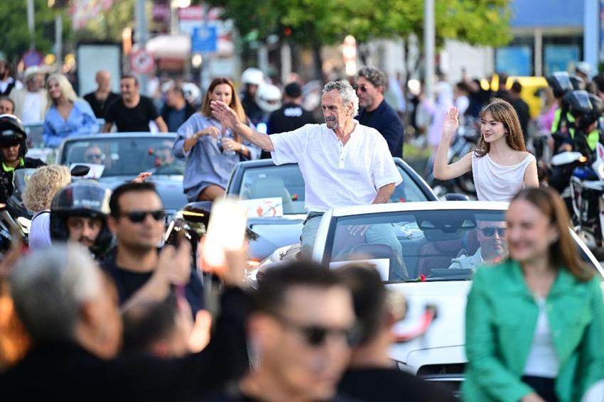 63. Uluslararası Antalya Altın Portakal Film Festivali! Kortej için vatandaşlar sokakları doldurdu