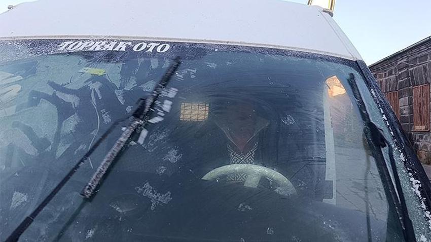 Kars'a kış erken geldi: Termometreler eksi 6'yı gördü, sabah mesaisi buz kazımayla başladı