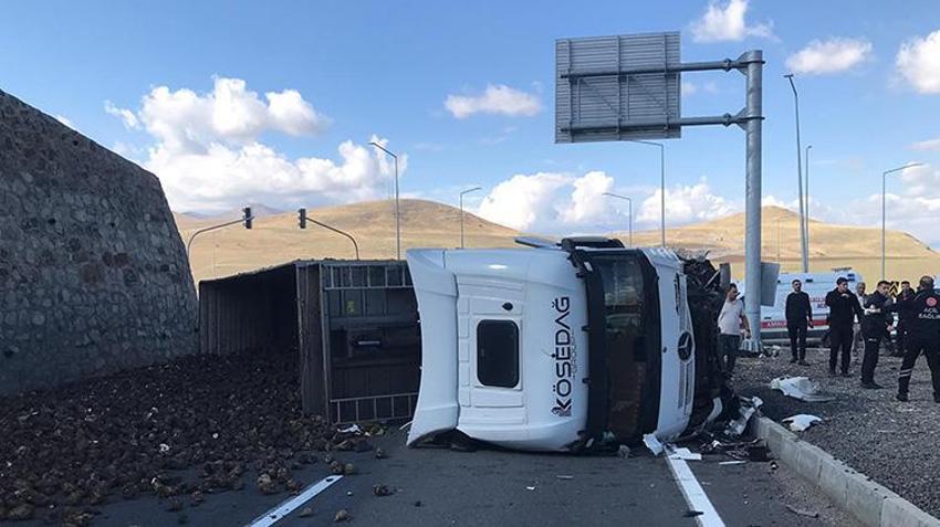 Ağrı'da can alan trafik kazası: TIR ile otomobil çarpıştı 4 kişi hayatını kaybetti