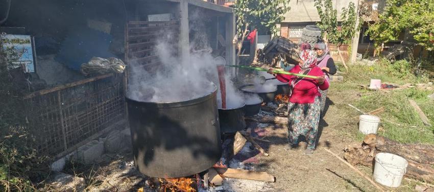 Dev kazanlarda 12 saat boyunca kaynatılıyor! Satılamayan ürün kazanca dönüştü, kilosu 600 TL’ye satılıyor