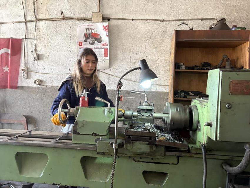 Torna tezgahının başına geçti, memur olmayı beklerken sanayide usta oldu: 'Eli çok yatkın, kaynak bile yapıyor'