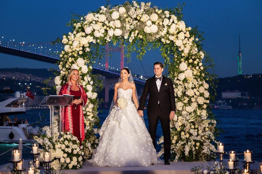 Esma Sultan Yalısı’nda görkemli düğün: Boğaz’a karşı “evet” dediler