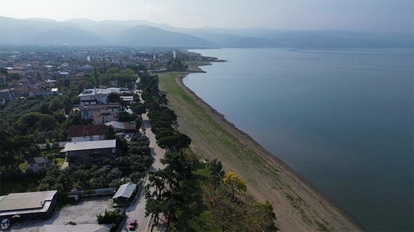 Yağış rekoru kırıldı, göl yine de çekildi! Vatandaşlardan 'çatlak' iddiası
