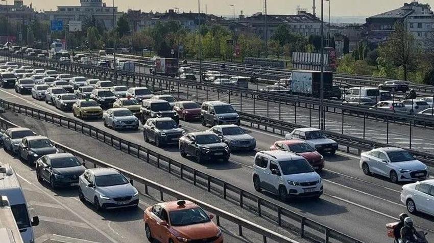 İstanbul'da yağış trafiği kilitledi! Yoğunluk yüzde 80'i buldu