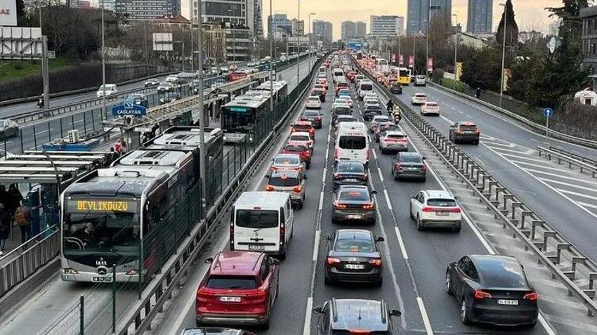 İstanbul'da yağış trafiği kilitledi! Yoğunluk yüzde 80'i buldu