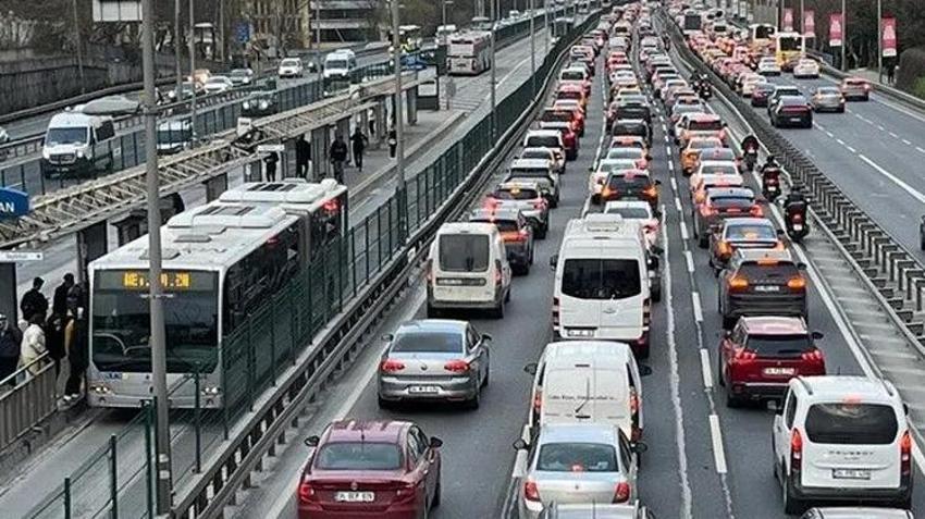 İstanbul'da yağış trafiği kilitledi! Yoğunluk yüzde 80'i buldu