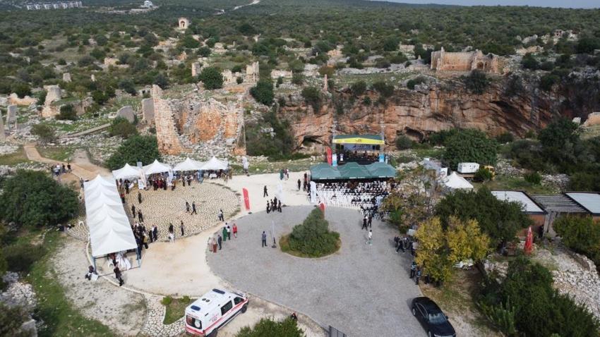 Kanlı Divane’de tarihle müzik buluştu: Türküler obrukta yankılandı