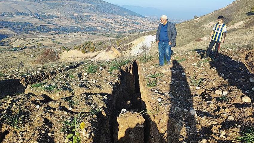 YOZGAT'TA TARLASINA GİDEN ÇİFTÇİ ŞOKE OLDU! 20 dönümlük arazide dev yarıklar oluştu