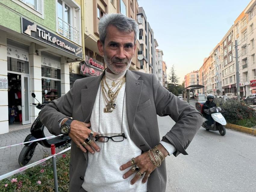 Eskişehir’de gören bir daha bakıyor! 45 dakikada hazırlanıyor, her gün 1 kilo takıyla sokağa çıkıyor