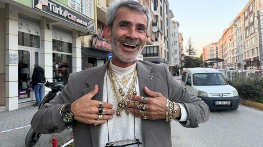 Eskişehir’de gören bir daha bakıyor! 45 dakikada hazırlanıyor, her gün 1 kilo takıyla sokağa çıkıyor