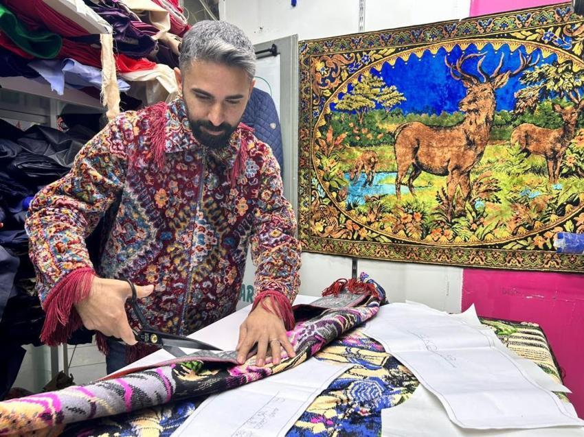 70 yıllık çeyizlik karyola takımından ceket yaptı: Çöpe gidecek duvar halılarını podyuma taşıdı!
