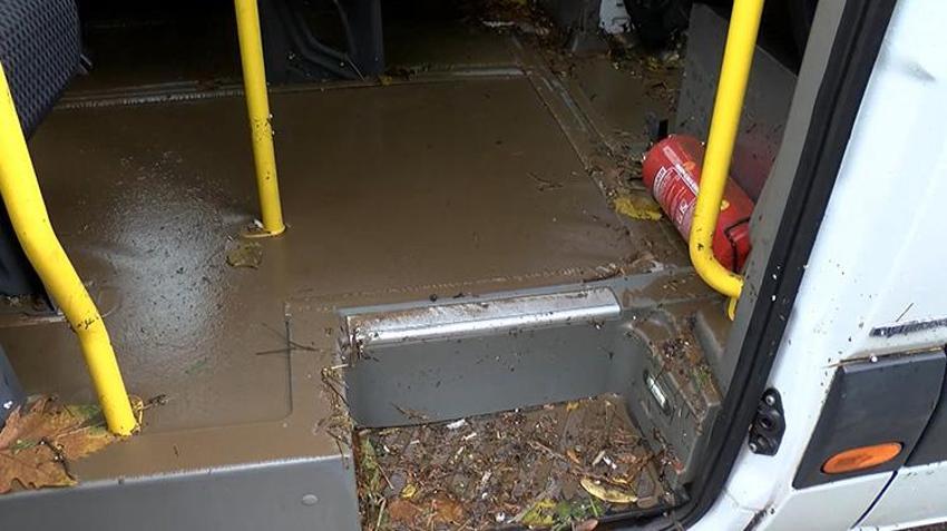 Tuzla’da caddeler göle döndü, araçlar yolda kaldı! Minibüslerden 41 personel tahliye edildi