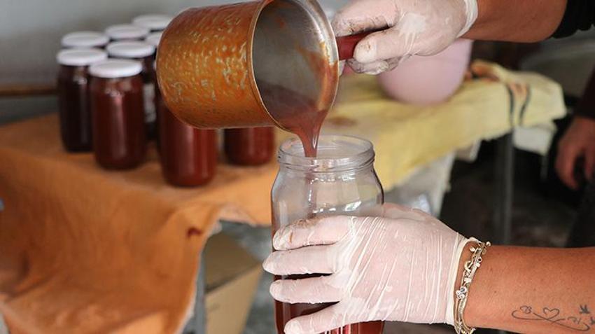 Dağlardan toplayıp odun ateşinde işliyorlar! 6 ürünle başlayıp 65 çeşide ulaştılar: 150 haneye ek gelir kapısı oldu