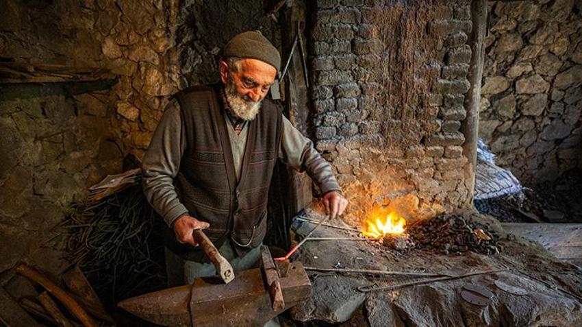 Erzurum'da bu işi yapan 18 kişi vardı bir tek o kaldı! 60 yıllık Rus örsüyle bir zanaati yaşatıyor
