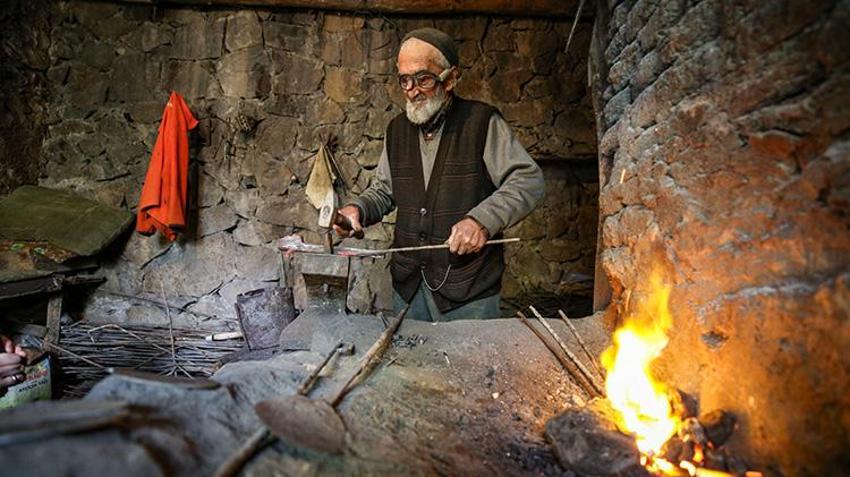 Erzurum'da bu işi yapan 18 kişi vardı bir tek o kaldı! 60 yıllık Rus örsüyle bir zanaati yaşatıyor