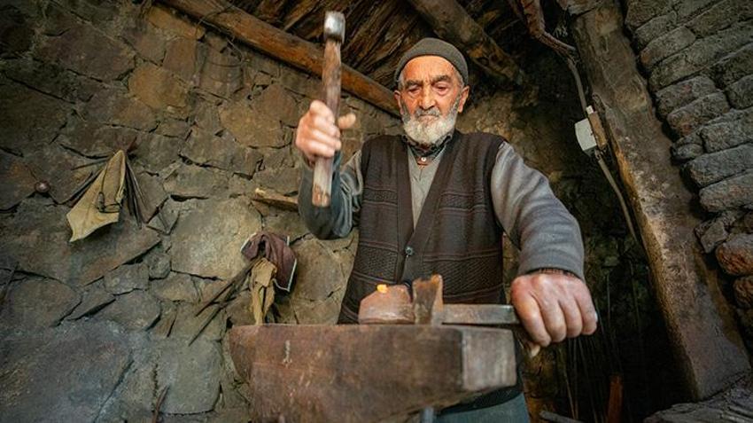 Erzurum'da bu işi yapan 18 kişi vardı bir tek o kaldı! 60 yıllık Rus örsüyle bir zanaati yaşatıyor