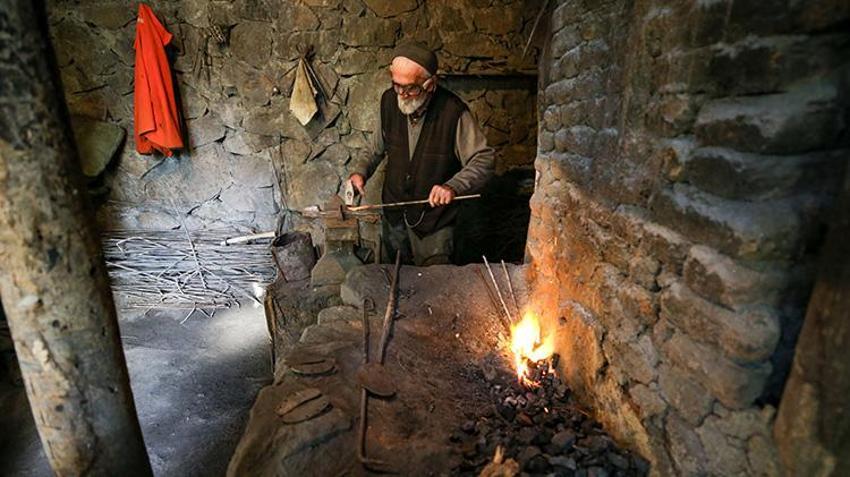 Erzurum'da bu işi yapan 18 kişi vardı bir tek o kaldı! 60 yıllık Rus örsüyle bir zanaati yaşatıyor