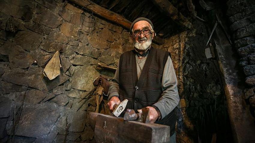 Erzurum'da bu işi yapan 18 kişi vardı bir tek o kaldı! 60 yıllık Rus örsüyle bir zanaati yaşatıyor