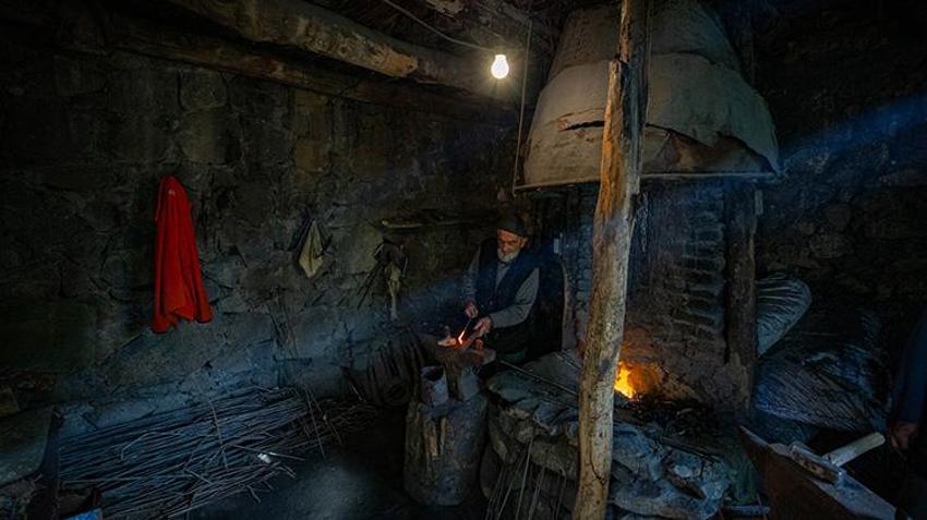 Erzurum'da bu işi yapan 18 kişi vardı bir tek o kaldı! 60 yıllık Rus örsüyle bir zanaati yaşatıyor