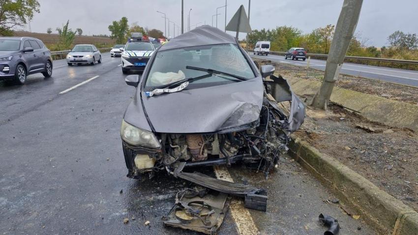 İstanbul-Tekirdağ yolunda sağanak kazası: Otomobil 3 direğe çarptı