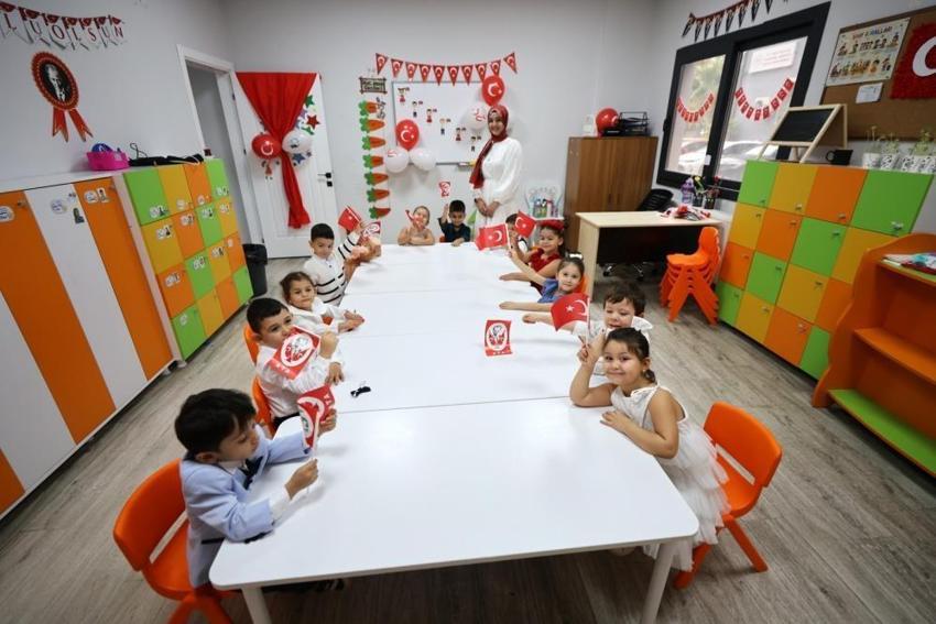 Minik öğrencilerden Cumhuriyet balosu: Manisa’da renkli görüntüler