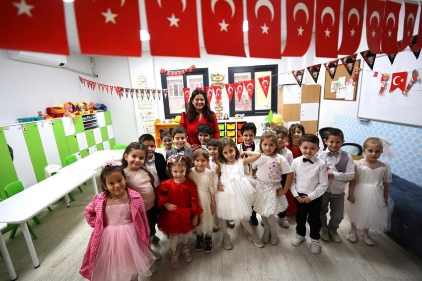 Minik öğrencilerden Cumhuriyet balosu: Manisa’da renkli görüntüler