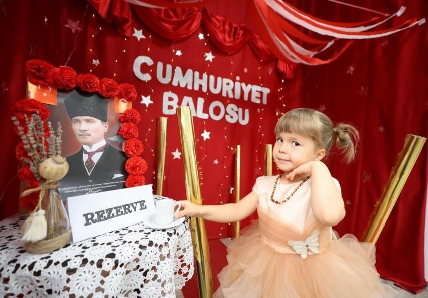 Minik öğrencilerden Cumhuriyet balosu: Manisa’da renkli görüntüler
