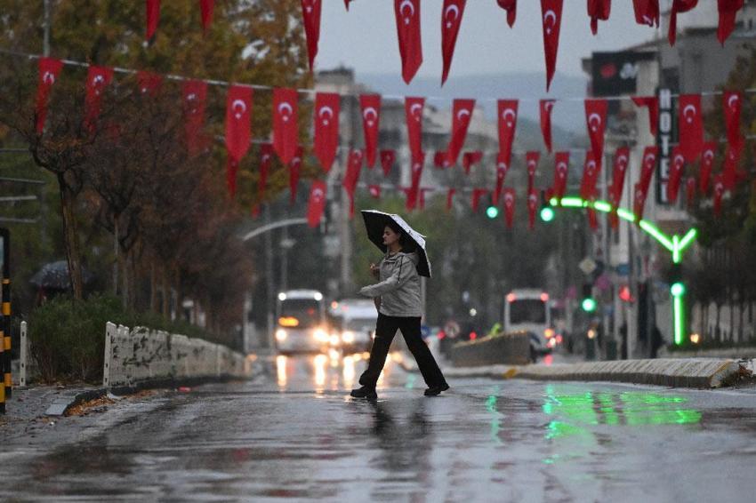Sağanak yağışlar 33 şehirde etkili olacak! Meteoroloji son hava durumu raporuyla uyardı