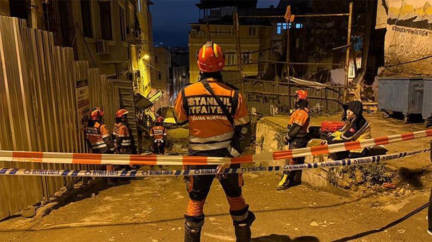 Beyoğlu'nda gece yarısı korku dolu anlar! 5 katlı metruk bina çöktü, bitişikteki binalar da zarar gördü