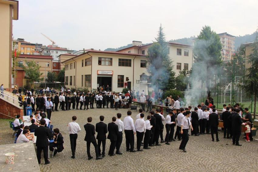 Karadeniz'deki palamut bolluğu liselilerin yüzünü güldürdü: Hamsi Festivali olarak başladı, ismi değişti!