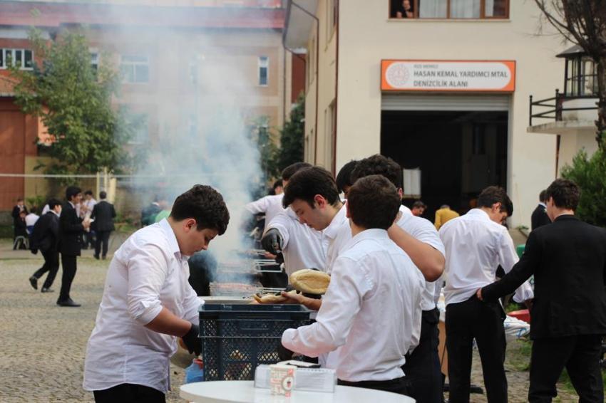 Karadeniz'deki palamut bolluğu liselilerin yüzünü güldürdü: Hamsi Festivali olarak başladı, ismi değişti!