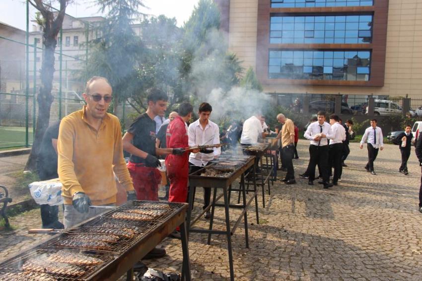Karadeniz'deki palamut bolluğu liselilerin yüzünü güldürdü: Hamsi Festivali olarak başladı, ismi değişti!