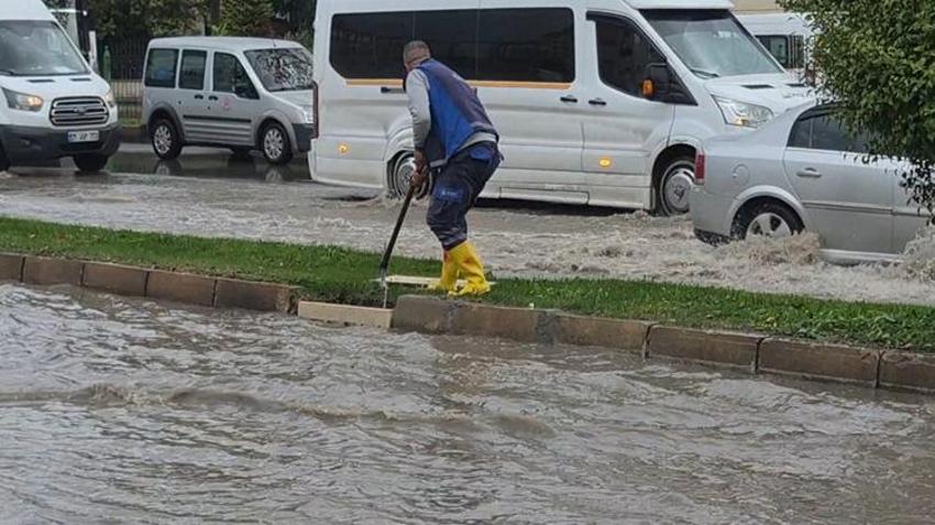Malatya'da yollar göle döndü, trafik durma noktasına geldi