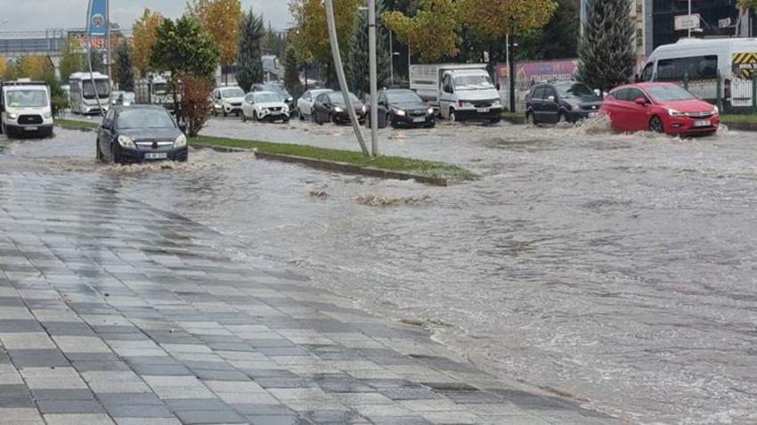 Malatya'da yollar göle döndü, trafik durma noktasına geldi