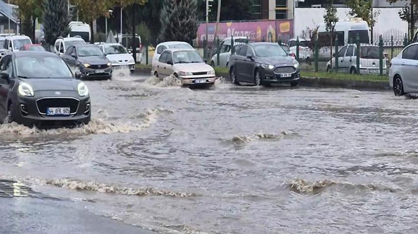 Malatya'da yollar göle döndü, trafik durma noktasına geldi